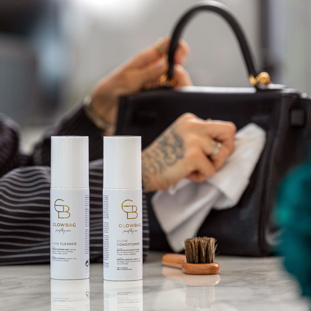 Glow Cleaner und Glow Conditioner mit Kelly Bag im Hintergrund