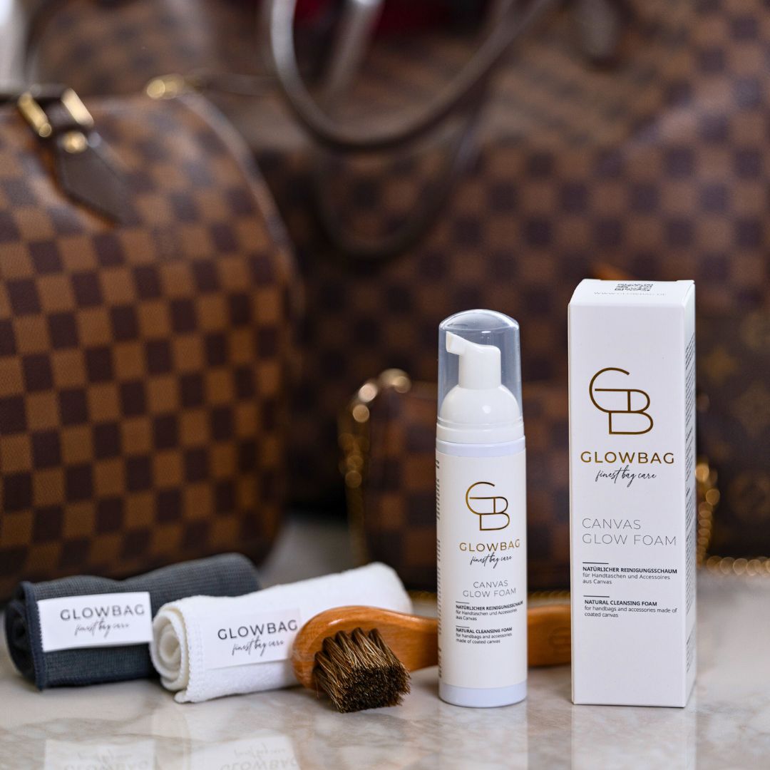 Canvas Glow Foam mit Pferdehaarbürste und LV Handtaschen im Hintergrund